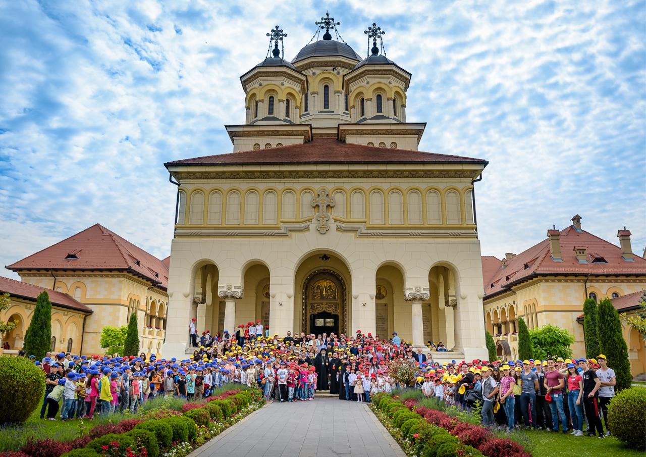 În mijlocul copiilor ocrotiți în cadrul așezămintelor sociale din Eparhia Alba Iuliei (1 iunie 2017)