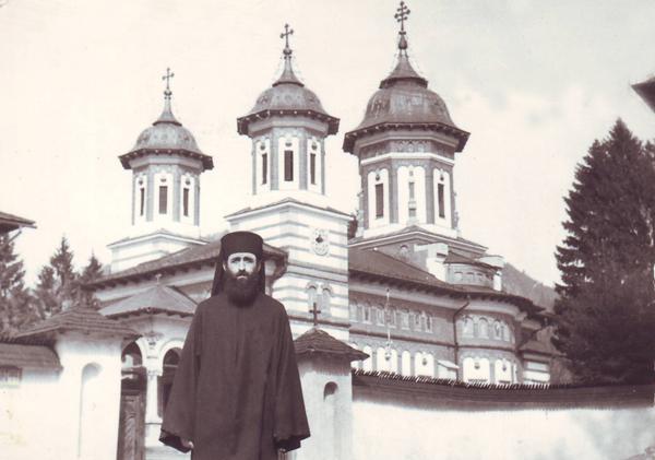 Ieromonahul Irineu, în faţa Mănăstirii Sinaia