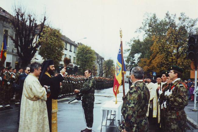 În Cluj-Napoca, săvârşind slujba sfinţirii Drapelului de luptă (1995)