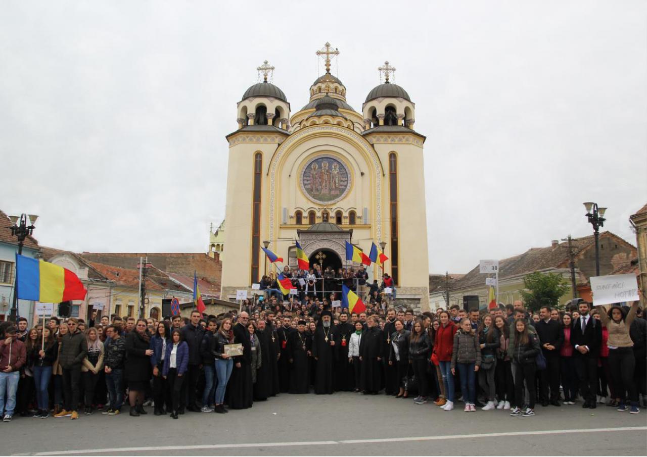 Alături de participanții la Întâlnirea anuală a tinerilor ortodocși din Arhiepiscopia Alba Iuliei, organizată în municipiul Aiud (7 octombrie 2017)