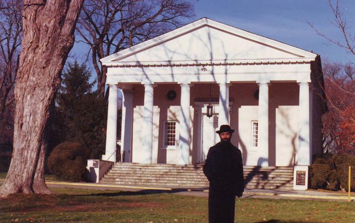 În faţa capelei Seminarului Teologic din Princeton (Miller Chapel)