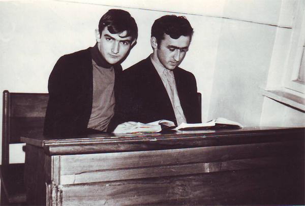 În sala de clasă cu un coleg seminarist