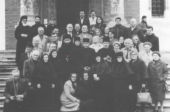 Cu un grup de pelerini sârbi, veniţi la Mănăstirea Sinaia (1980)