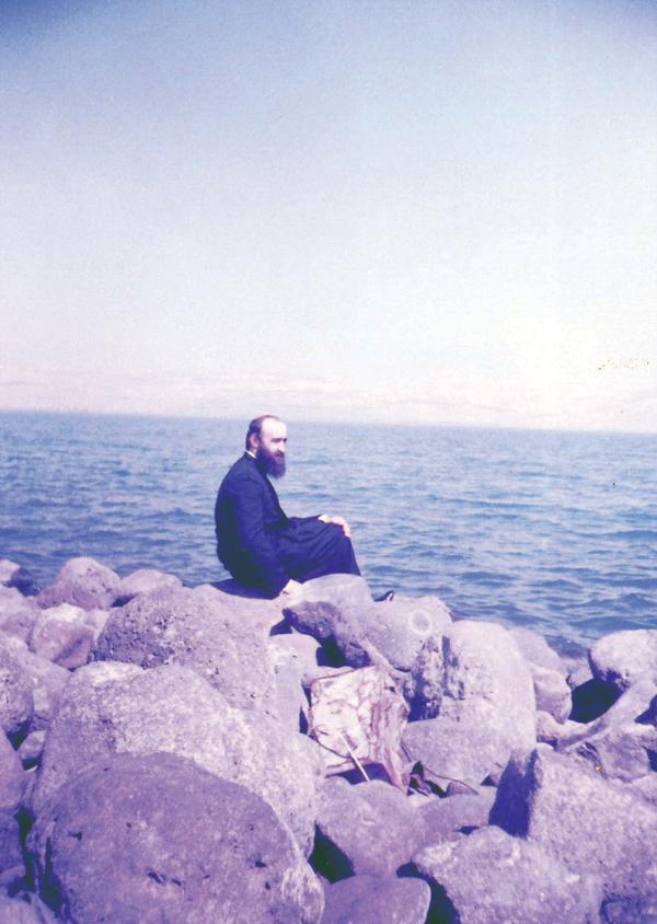 Părintele Irineu, meditând pe ţărmul Mării Tiberiadei