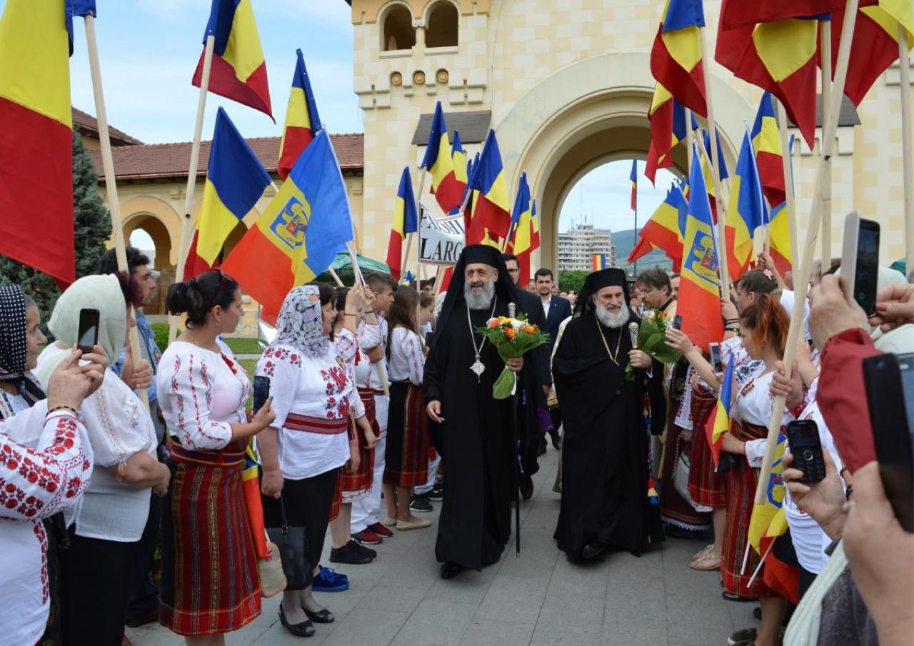 Primind vizita Înaltpreasfințitului Părinte Arhiepiscop Ioachim și a numeroși pelerini din Eparhia Romanului și Bacăului (11 mai 2018)
