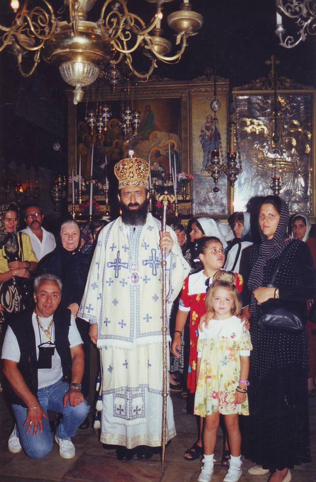 În mijlocul pelerinilor români, la Mormântul Maicii Domnului din Ghetsimani (15 august, 1999)