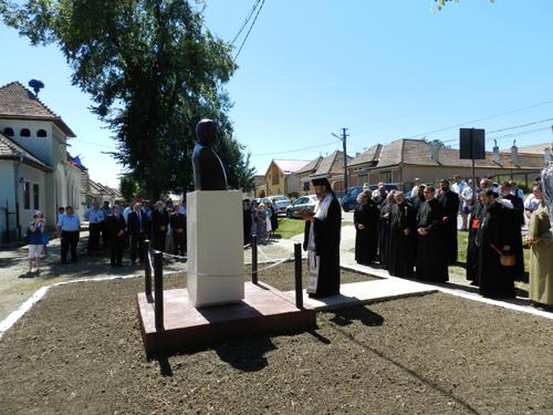 Binecuvântând bustul memorandistului Septimiu Albini, parohia Cut, protopopiatul Sebeş (21 august, 2011)