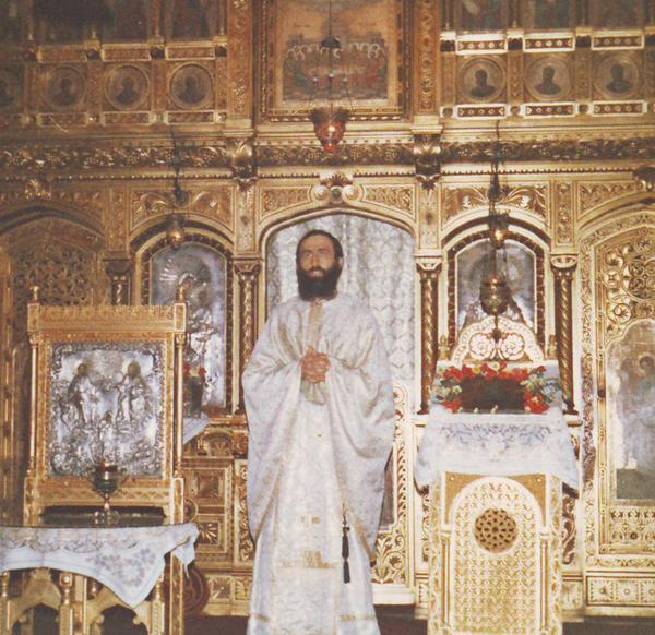 În biserica mănăstirii, predicând