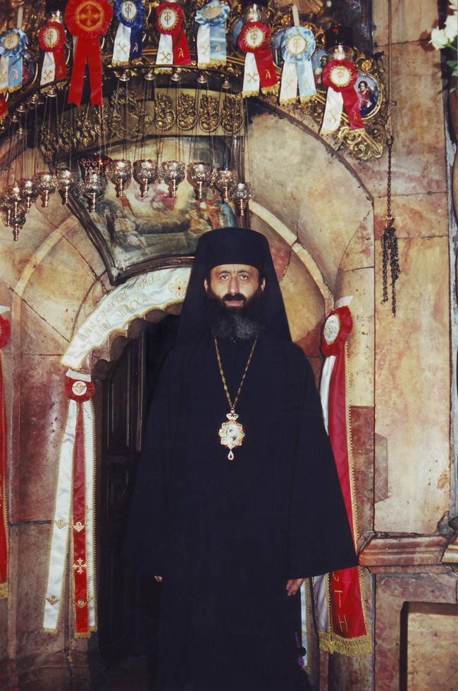 În anul jubiliar 2000, în faţa Ediculului Sfântului Mormânt de la Ierusalim