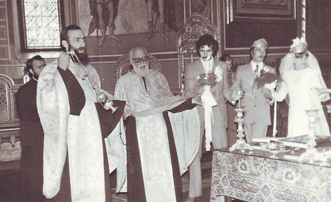 Părintele Irineu şi Părintele Arcadie, săvârşind Sfânta Taină a Cununiei (1982)