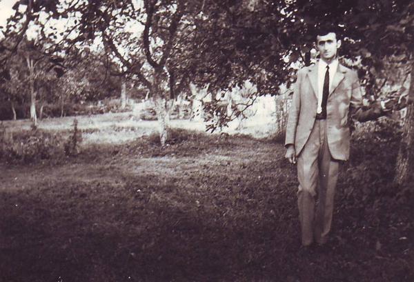 Student teolog, într-o livadă din Băseşti