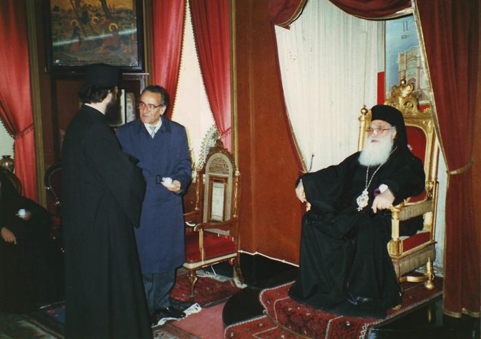 În faţa Patriarhului Diodor al Ierusalimului, împreună cu Dr. Iulian Bituleanu, ambasadorul României în Israel