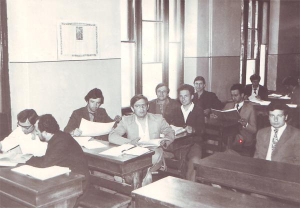 În sala de curs, cu colegii de Facultate (1976)