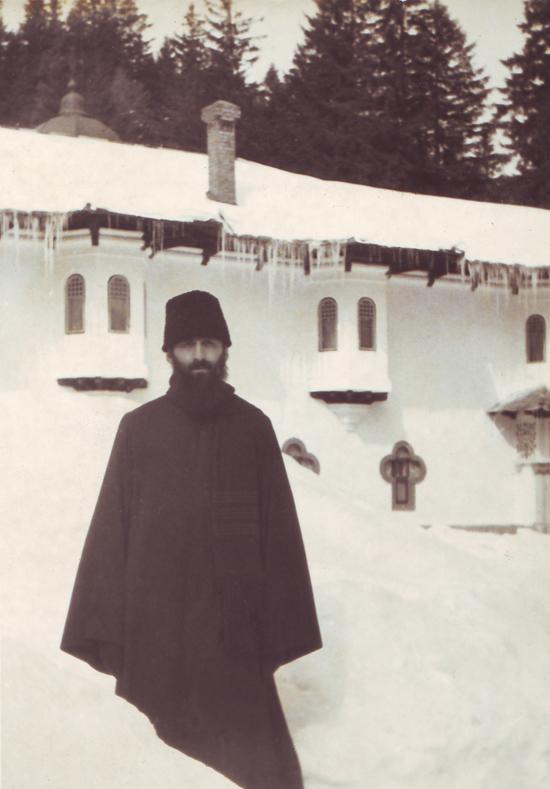 În incinta nouă a aşezământului monahal (iarna, 1984)