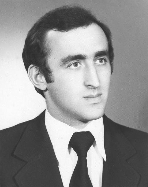 Absolvent al Facultăţii de Teologie Ortodoxă din Bucureşti (la 25 de ani)