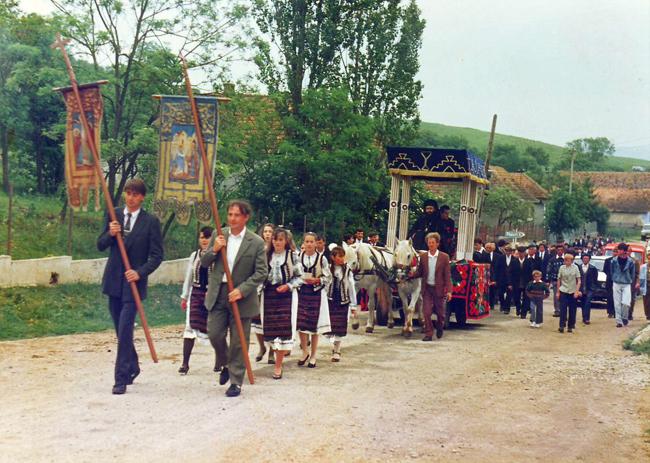 În ziua resfinţirii bisericii din satul Crăieşti, protopopiatul Turda (5 iunie, 1994)