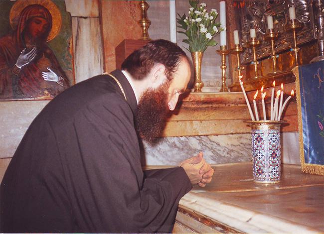 În rugăciune, lângă Mormântul Mântuitorului nostru Iisus Hristos