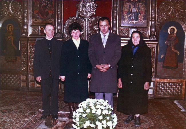 Părinţii, Dumitru şi Rozalia, şi fratele Traian cu soţia sa Cătălina (21 noiembrie, 1990)