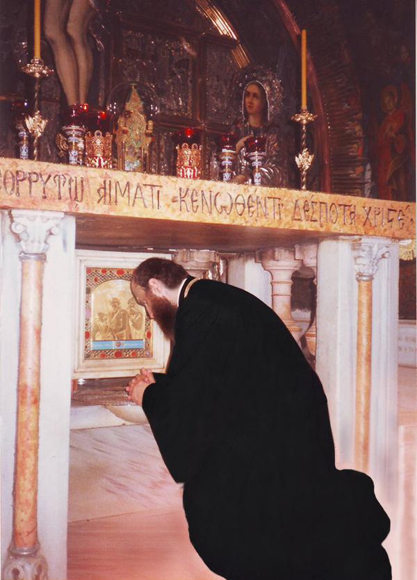 Pe colina Golgotei, atingând locul în care a fost fixată crucea