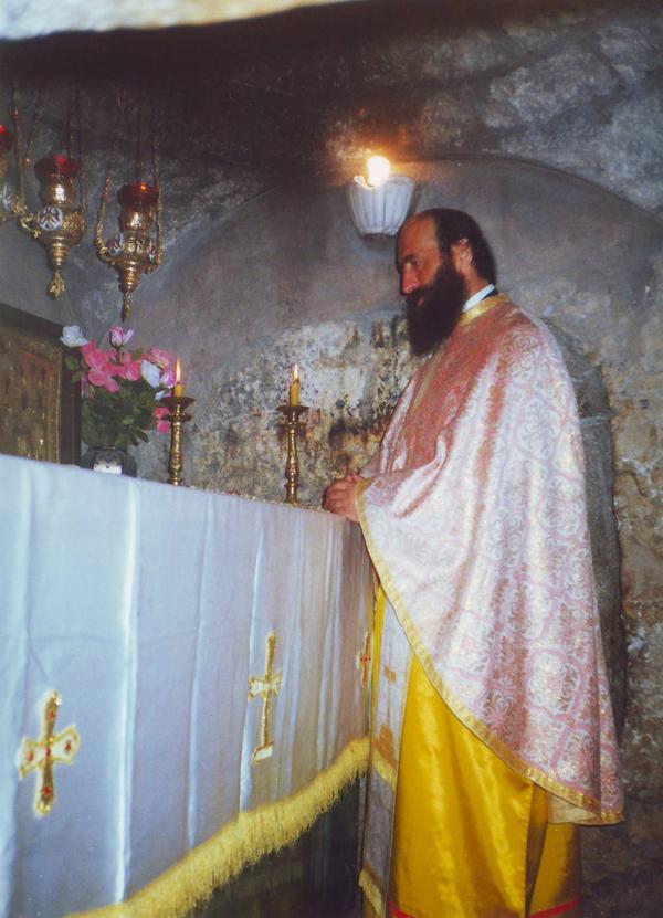 Lângă Mormântul Maicii Domnului din Grădina Ghetsimani (1990)