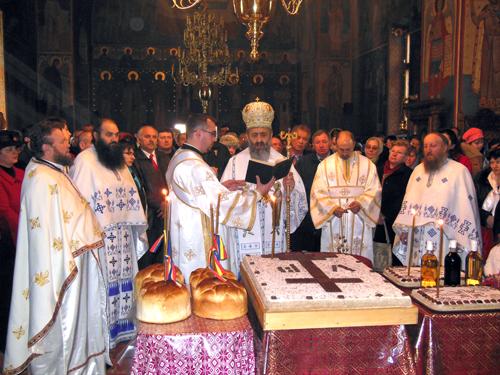 Săvârşind slujba parastasului pentru eroii naţionali Horea, Cloşca, Crişan şi Avram Iancu, Mănăstirea Râmeţ, protopopiatul Aiud (3 martie, 2013)