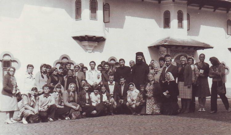 Cu un grup de credincioşi din parohia Turda-Fabrici, veniţi la Mănăstirea Sinaia (1982)