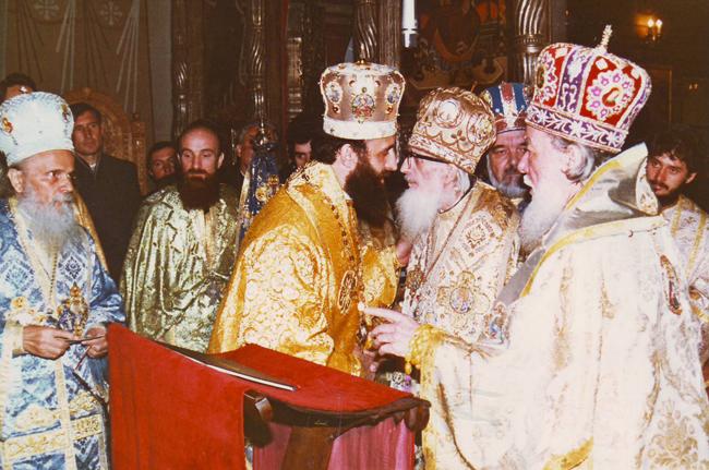 La sfinţirea întru episcop, îmbrăţişându-l pe IPS Teofil, Arhiepiscopul Clujului