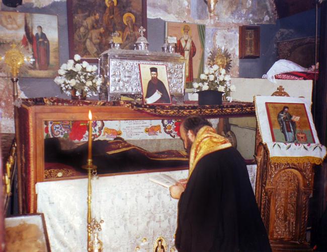 În rugăciune, lângă sicriul moaştelor Sfântului român Ioan Iacob din Mănăstirea Hozeva (1999)