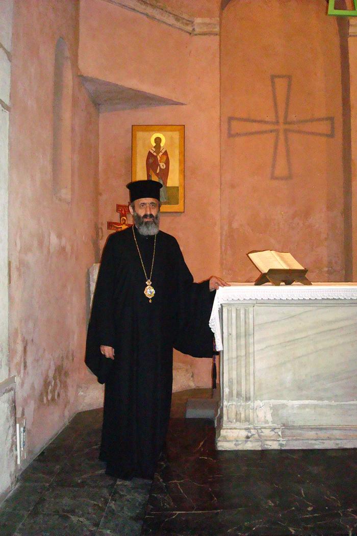 În Lyon (Franţa), lângă mormântul Sfântului Ierarh Irineu (iulie, 2010).