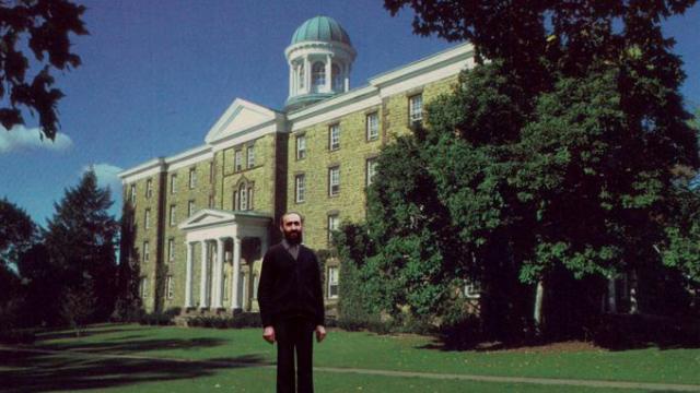 La Princeton (SUA), în faţa pavilionului în care locuia (Brown Hall)