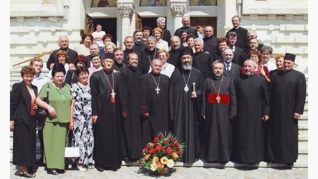 Dimpreună cu colegii şi soţiile lor, la 35 de ani de la absolvirea Seminarului Teologic Ortodox (2008)