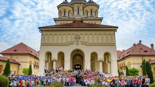 În mijlocul copiilor ocrotiți în cadrul așezămintelor sociale din Eparhia Alba Iuliei (1 iunie 2017)
