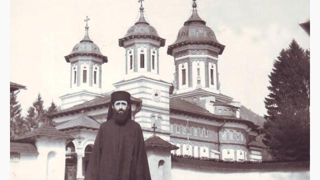 Ieromonahul Irineu, în faţa Mănăstirii Sinaia