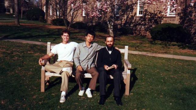 În campusul universitar cu doi colegi: Thomas din America şi Young din Corea
