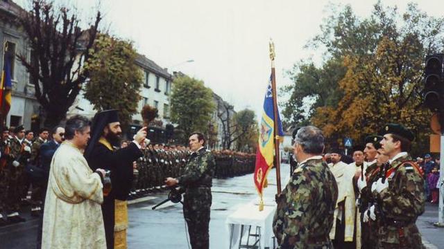 În Cluj-Napoca, săvârşind slujba sfinţirii Drapelului de luptă (1995)