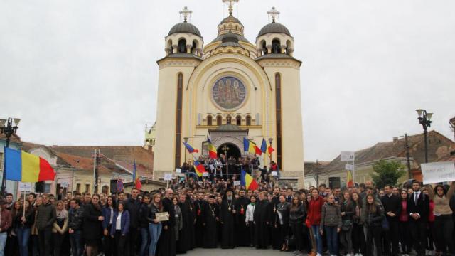 Alături de participanții la Întâlnirea anuală a tinerilor ortodocși din Arhiepiscopia Alba Iuliei, organizată în municipiul Aiud (7 octombrie 2017)