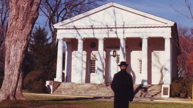 În faţa capelei Seminarului Teologic din Princeton (Miller Chapel)