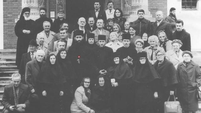 Cu un grup de pelerini sârbi, veniţi la Mănăstirea Sinaia (1980)