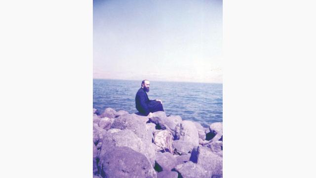 Părintele Irineu, meditând pe ţărmul Mării Tiberiadei