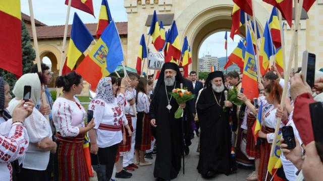 Primind vizita Înaltpreasfințitului Părinte Arhiepiscop Ioachim și a numeroși pelerini din Eparhia Romanului și Bacăului (11 mai 2018)