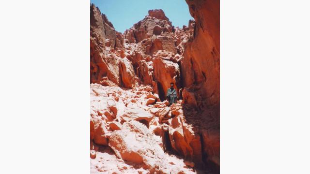 În regiunea Mării Moarte, lângă coloanele lui Solomon din Timna