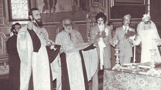 Părintele Irineu şi Părintele Arcadie, săvârşind Sfânta Taină a Cununiei (1982)