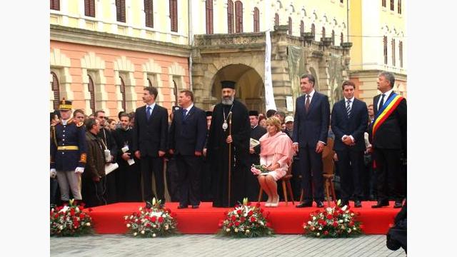 Alături de ALR Principesa Moştenitoare Margareta, Principele Radu al României, Principele Nicolae al României şi alte autorităţi locale, la evenimentele dedicate împlinirii a 90 de ani de la Încoronarea regilor României Mari (15 octombrie, 2012)