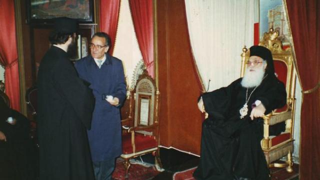În faţa Patriarhului Diodor al Ierusalimului, împreună cu Dr. Iulian Bituleanu, ambasadorul României în Israel