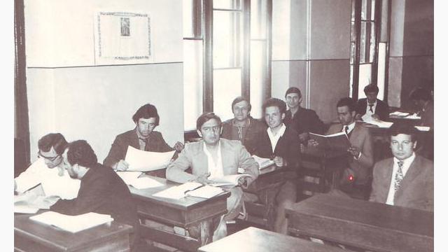 În sala de curs, cu colegii de Facultate (1976)