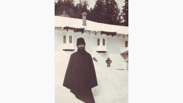 În incinta nouă a aşezământului monahal (iarna, 1984)