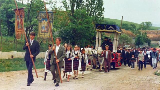 În ziua resfinţirii bisericii din satul Crăieşti, protopopiatul Turda (5 iunie, 1994)