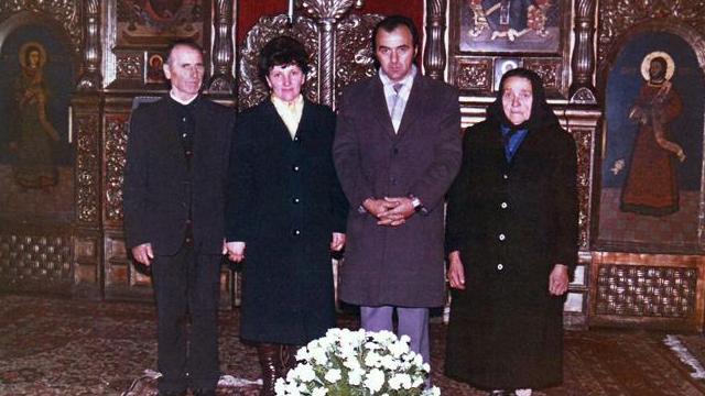 Părinţii, Dumitru şi Rozalia, şi fratele Traian cu soţia sa Cătălina (21 noiembrie, 1990)