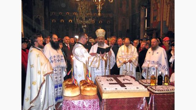 Săvârşind slujba parastasului pentru eroii naţionali Horea, Cloşca, Crişan şi Avram Iancu, Mănăstirea Râmeţ, protopopiatul Aiud (3 martie, 2013)
