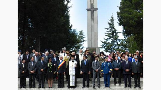 La sfinţirea Monumentului Soldatului Român, Luduş (9 mai, 2012)